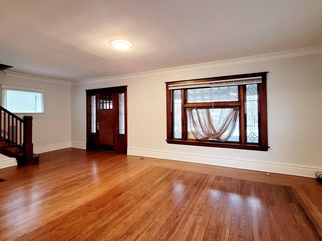 Primary Photo - 1149 Broadway Ave NW