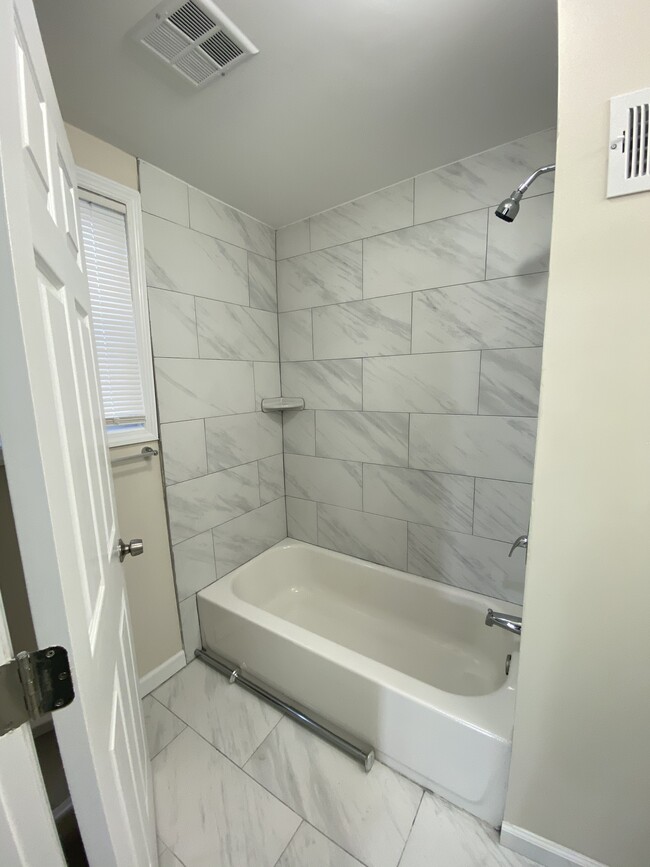 Newly renovated bathroom - 95 Westminster Pl