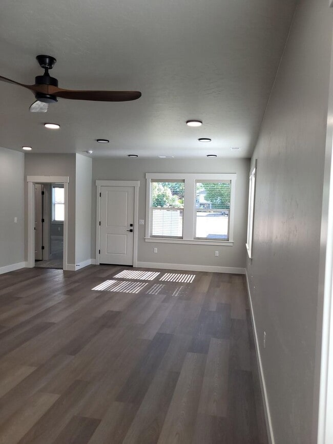 Building Photo - Beautiful Like New Home In Meridian!