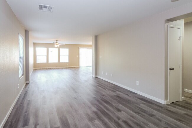 Foto del edificio - 6249 Capehart Falls St