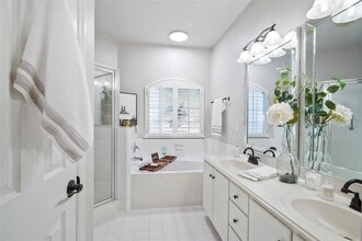 Building Photo - 2351 Summit Way Ct