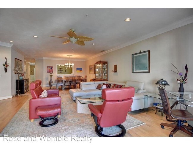 Foto del edificio - 2425 Ocean Shore Cres