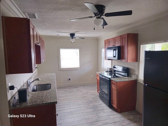 Building Photo - 1911 E Poinsettia Ave