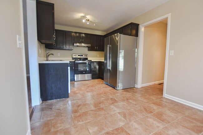 Building Photo - Pet Friendly Three Bedroom!