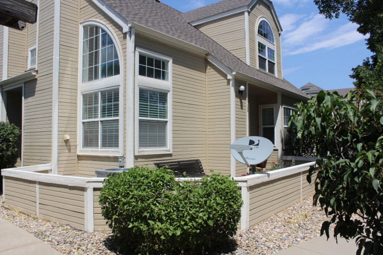 Foto principal - Gorgeous 2 Story End Unit in Lakewood!
