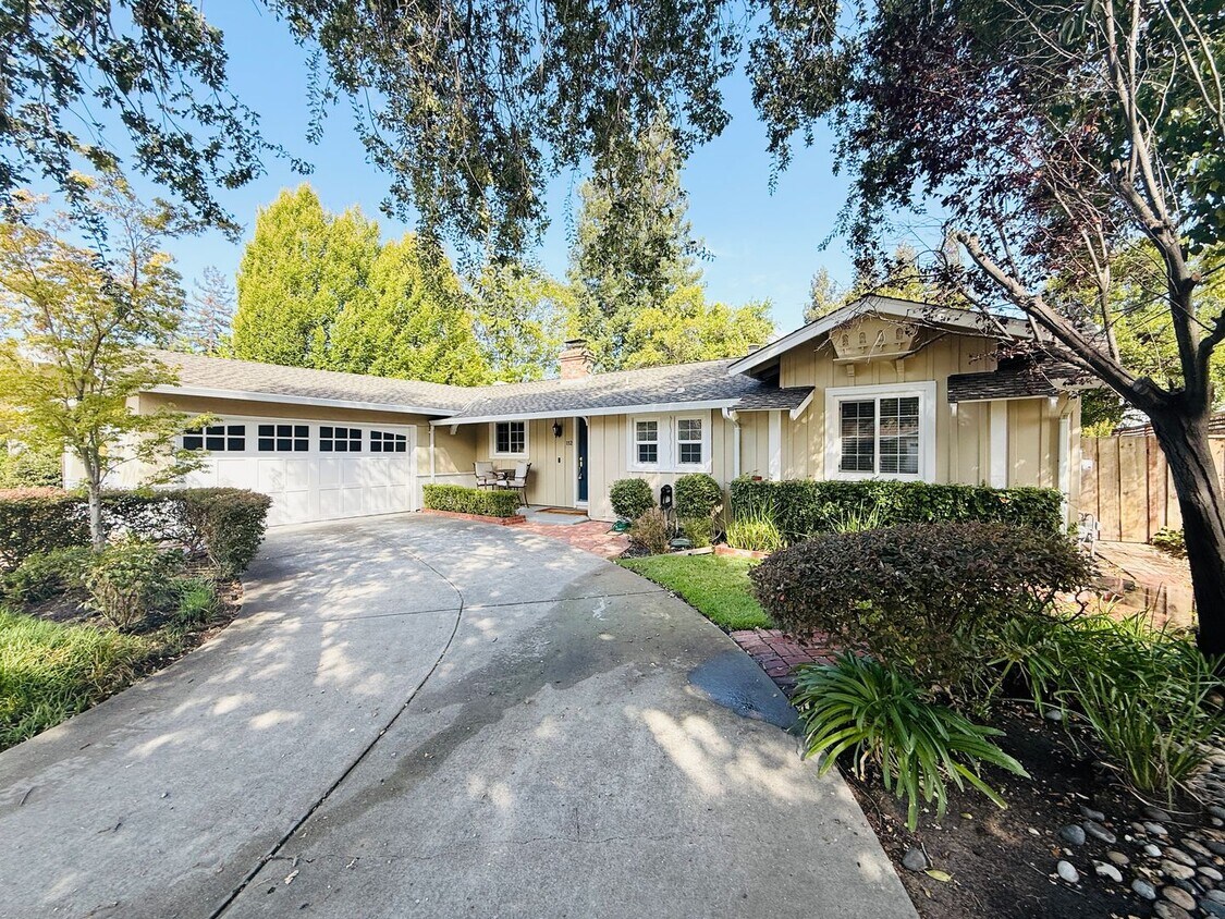 Foto principal - Beautifully Updated 3 Bed 2 Bath Walnut Cr...
