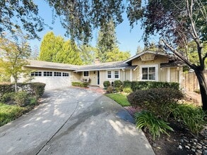 Building Photo - 112 Greenwood Cir