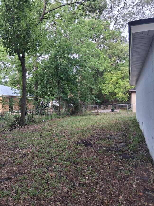 Building Photo - 1744 W 28th St