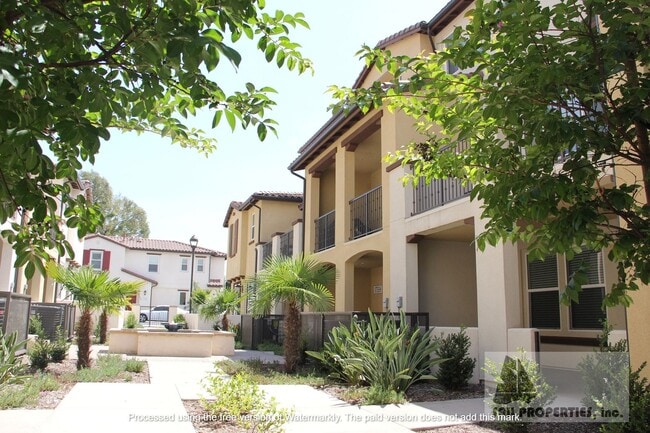 Building Photo - Beautiful Upgraded 3 Bd 3.5 Bth w/Large Bo...