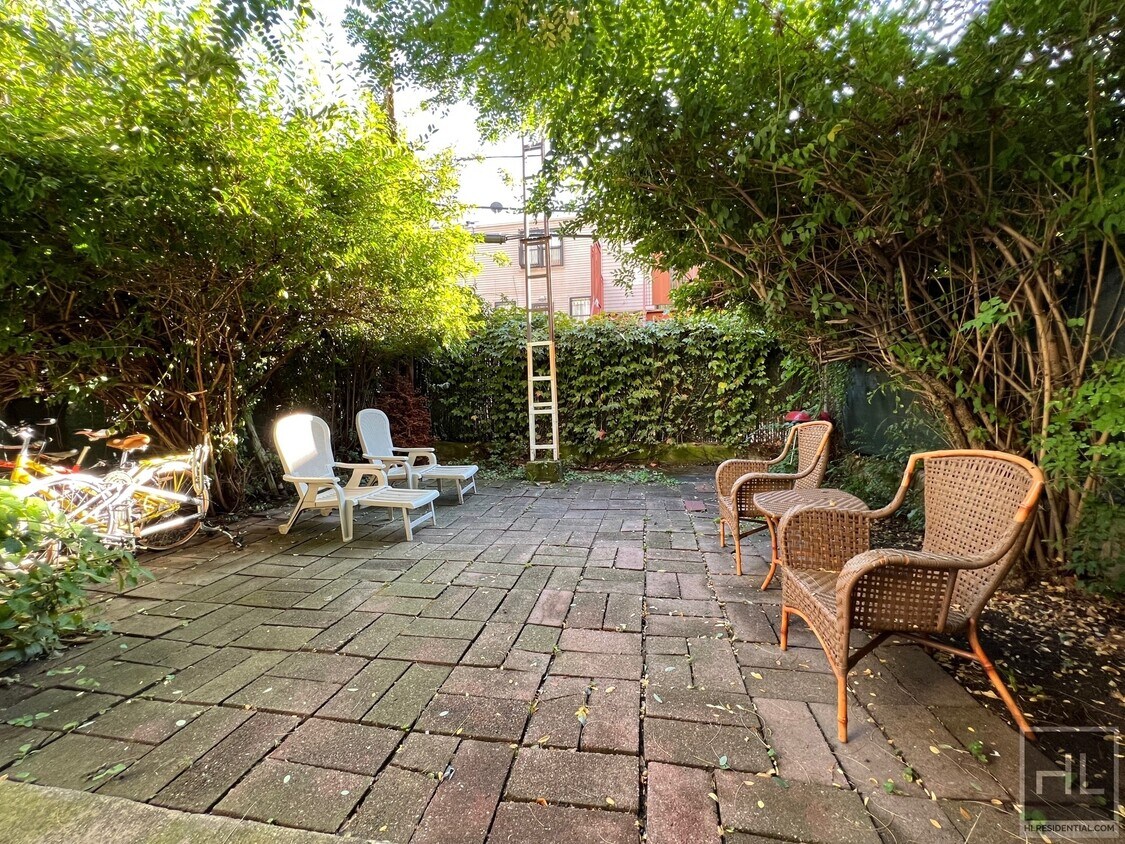 Primary Photo - Lofty Duplex 2 bedroom/1 Bathroom apt with...