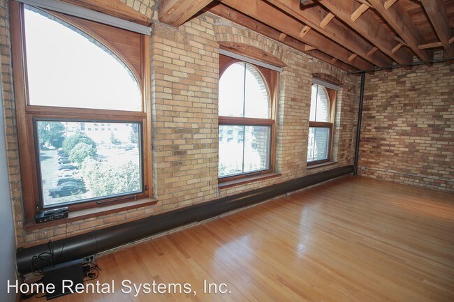 Building Photo - 702 N 1st St