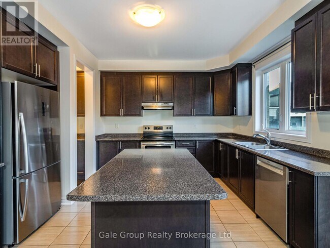 Building Photo - 200 Harcourt Cres