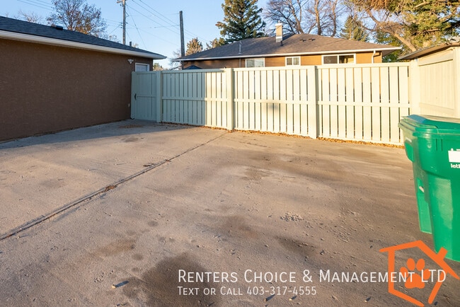 Photo du bâtiment - Updated Lower Level Suite with Driveway Parking, Storage & Incentive