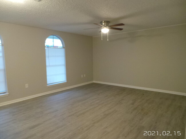 Building Photo - 203 E John Sims Pkwy