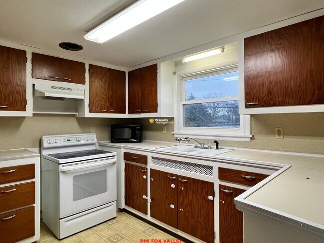 Foto del edificio - Charming 2 Bed, 1 Bath Apartment in Appleton, WI - Spacious & Convenient!