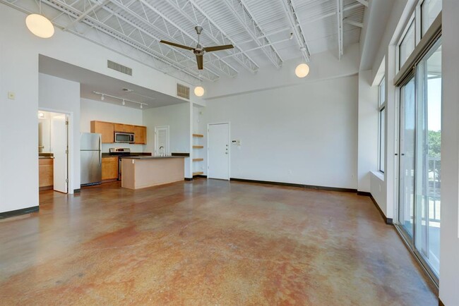 Building Photo - 2401 E 6th St