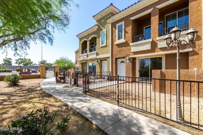Building Photo - 2450 W Glenrosa Ave