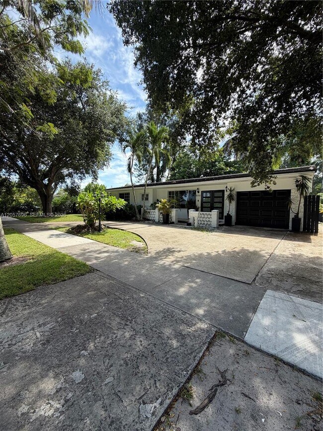 Foto del edificio - 15700 N Miami Ave