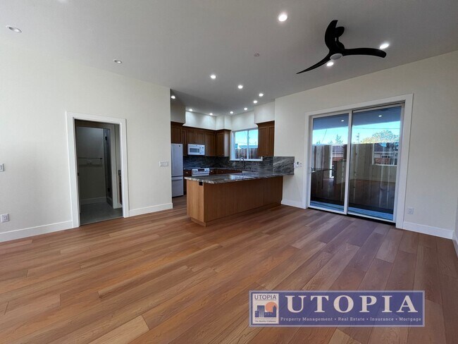 Foto del edificio - Beautiful 3 Bedroom, 3 Bathroom Duplex Unit Located on the Upper Westside of Santa Cruz. Brand ne...