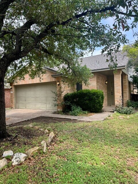 Building Photo - "Charming 3-Bed Oasis with 2.5 Baths in Pr...