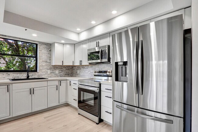 Building Photo - 700 Uno Lago Dr