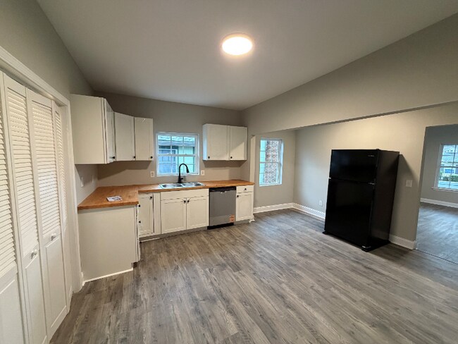 Building Photo - 2510 Oak St