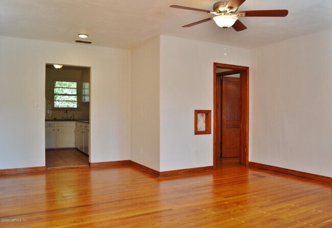 Building Photo - 4405 Melrose Ave