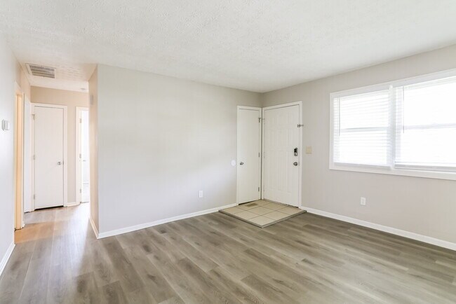 Foto del edificio - 6615 Cedar Ct