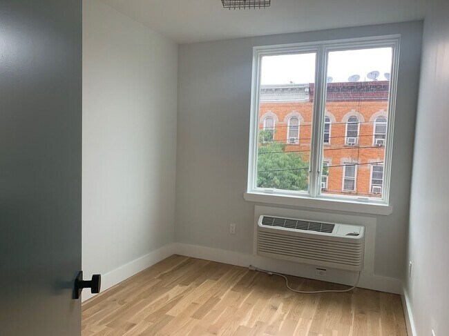 Foto del edificio - 482 Seneca Ave