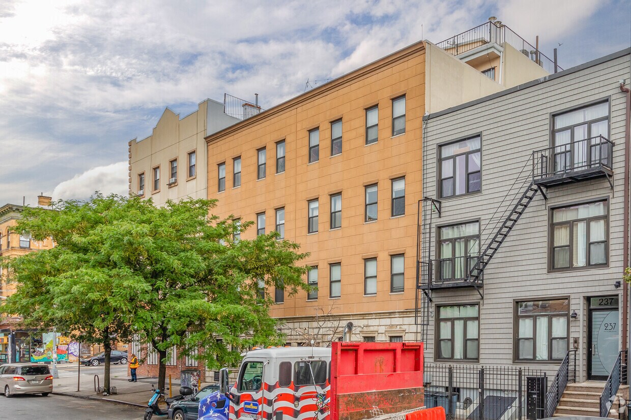 Building Photo - 233-235 Montrose Ave