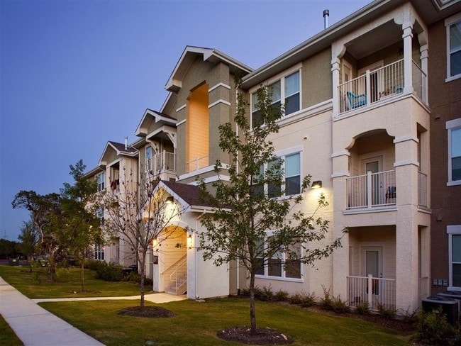 Foto del edificio - Encino Pointe