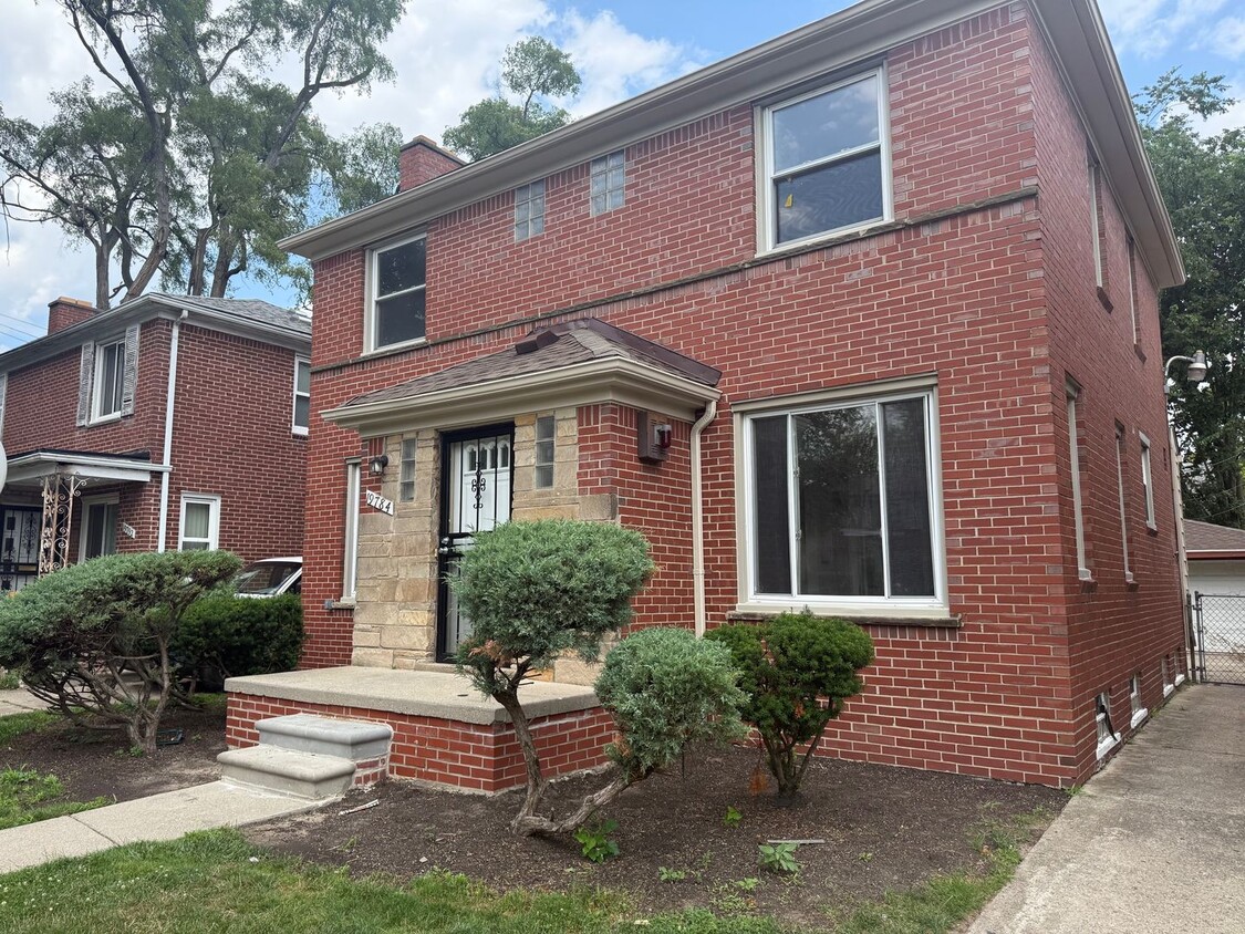Building Photo - COMING SOON!!  Charming Colonial 3 Bedroom