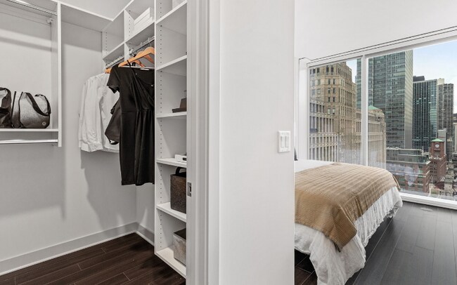 Foto del edificio - 313 W Wolf Point Plaza