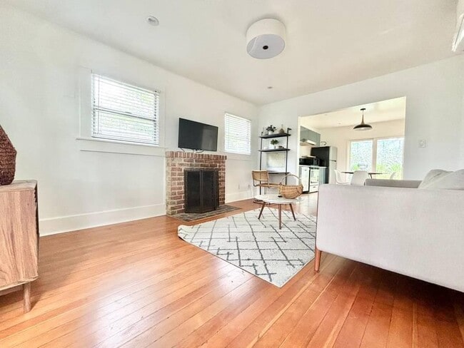 Building Photo - 1.0 bedroom in Los Angeles California 90039