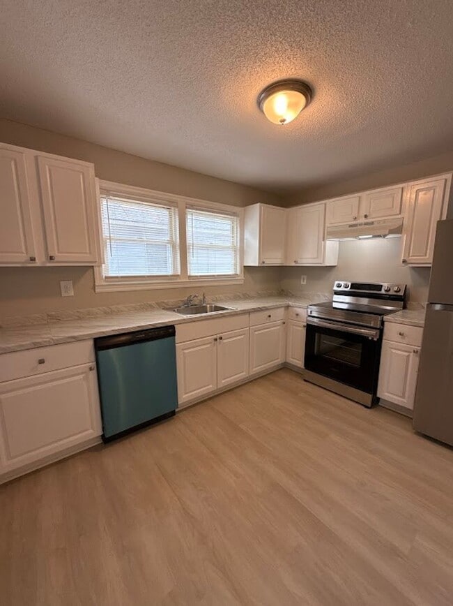 Building Photo - 1376 Lockwood Dr SW