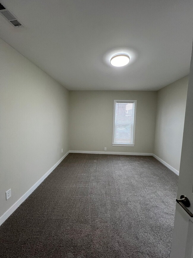 Building Photo - 928 Garfield St