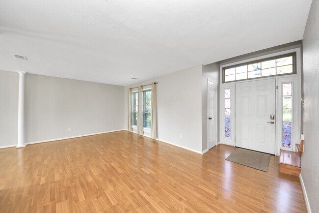 Foto del edificio - 3007 Cotter Lake Cir
