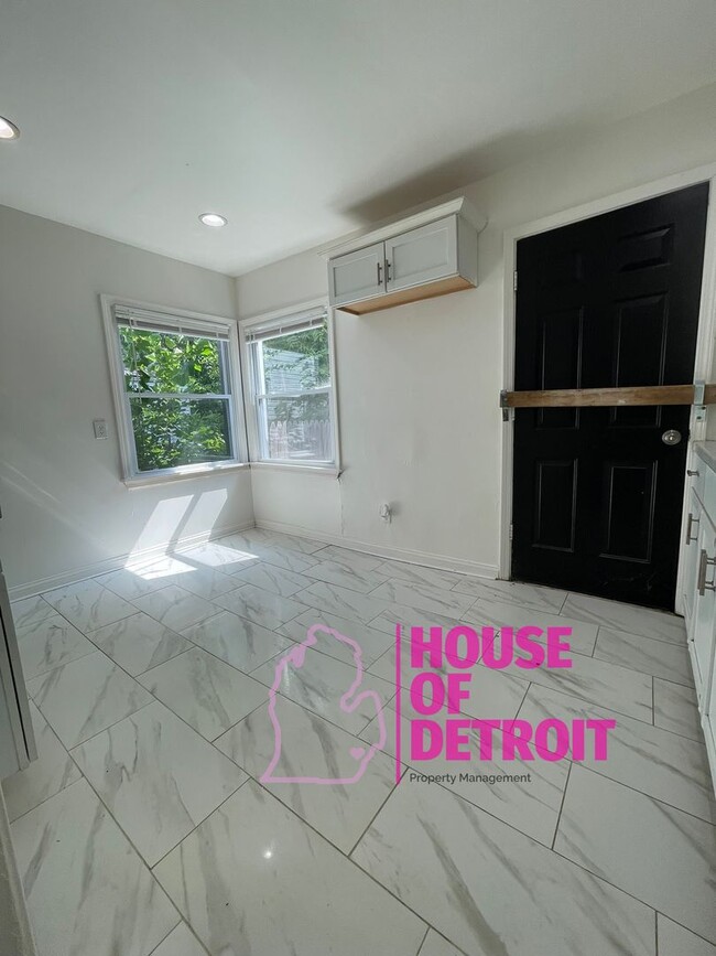 Building Photo - Summer Special~ 3 BEDROOM 1 BATH BUNGALOW ...
