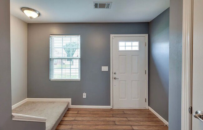 Building Photo - Three Bedroom Two and a Half Bath