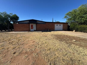 Building Photo - 4501 Pine Tree Dr