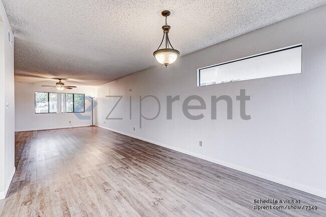 Foto del edificio - 4636 Huggins Way