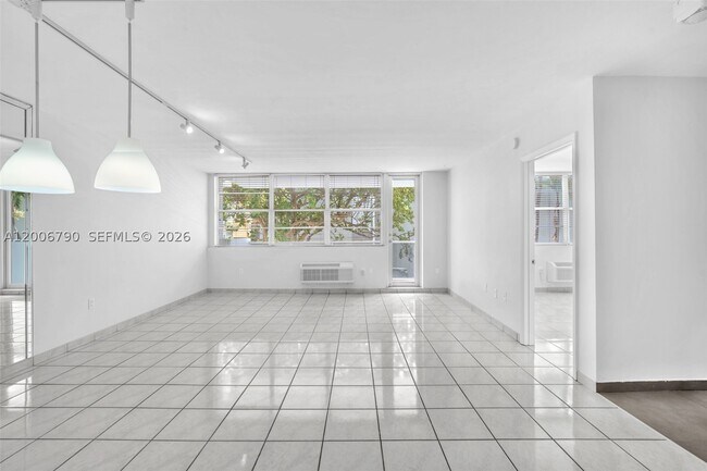Building Photo - 5313 Collins Ave