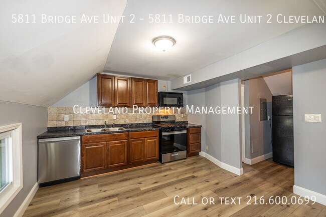 Foto del edificio - 5811 Bridge Ave