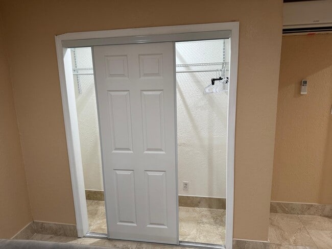 Building Photo - 816 Greenbriar Dr