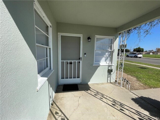 Foto del edificio - 1413 E Almond Ave