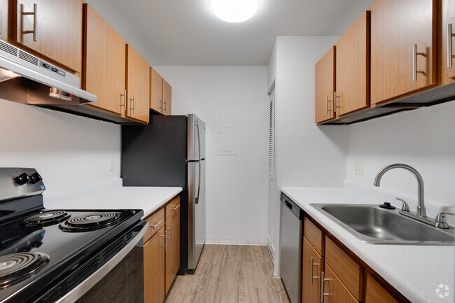 1BR, 1BA - 700SF - Kitchen - Parklane Apartments
