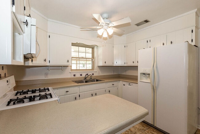 Foto del edificio - 404 E First St