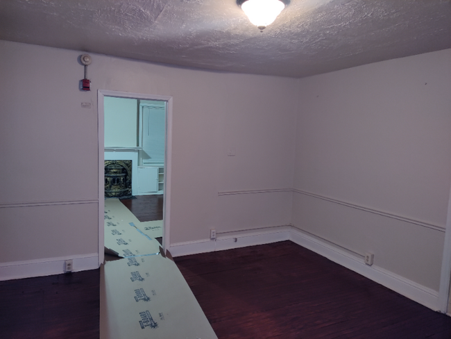 Building Photo - 180 E Walnut Ln