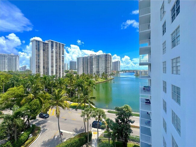 Foto del edificio - 2851 NE 183rd St
