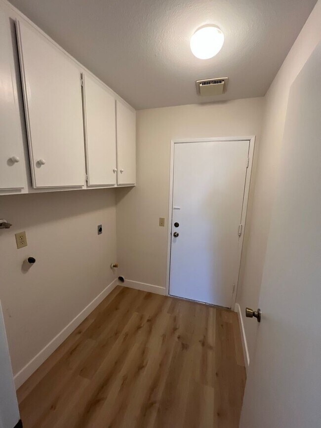 Building Photo - Spacious 4-Bedroom Home with Modern Comfor...